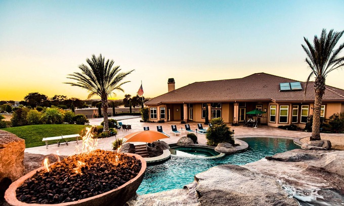 Paso Robles Villa | Mermaid by AvantStay | Private Estate w/ Pool, Volleyball & Arcade!