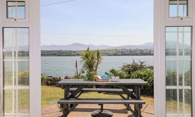 Llanfairpwllgwyngyll Cottage | MERMAID COTTAGE, family friendly, with a garden in Brynsiencyn