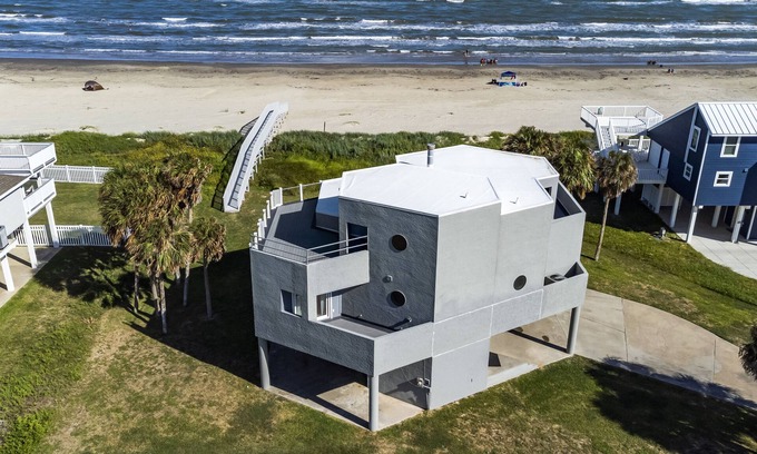 Indian Beach House | Mermaid Manor 1st Row On The Beach, Dog Friendly!