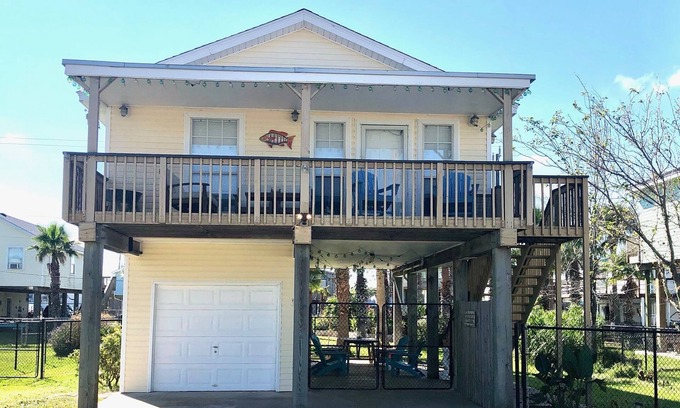 Galveston House | Mermaid Manor - pet friendly fenced yard, near beach & fishing pier in Sea Isle