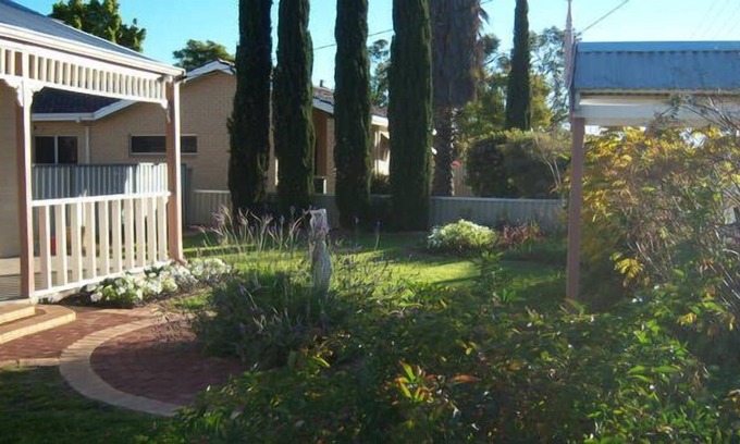 Merredin House | MERREDIN ACCOMMODATION COTTAGE :WIFI & Foxtel incl. 2 min walk to Shops
