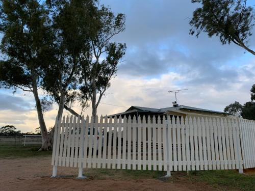 Merredin House | Merredin Cottage on the Avenue