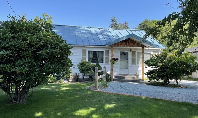 Powell River House | Merry Berry Hideaway, central and private.