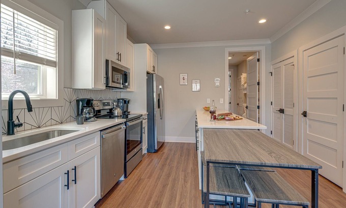 Melrose Cottage | Merry Melrose -mins to Broadway- Sleeps 6