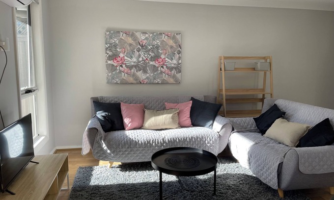 Penshurst House | Mery's Place. Beautiful 2 bedroom Cottage 3min walk 2 Mortdale train station