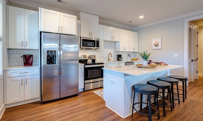 Melrose Cottage | Mesmerize Melrose - Mins to Broadway - 2 Bedrooms