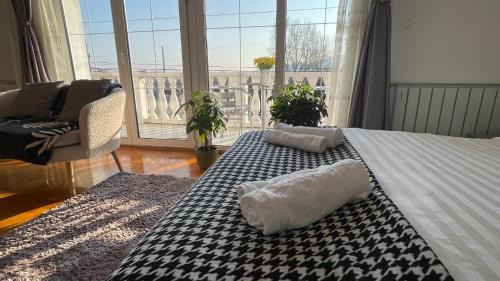 Aranyhegy-Uromhegy-Peterhegy House | Meszko Park House Budapest