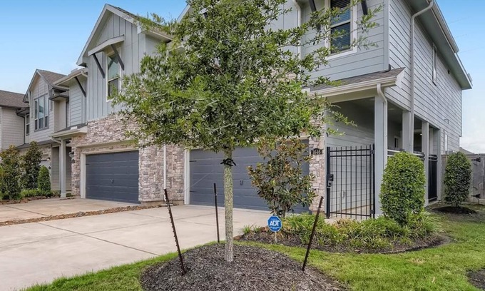 Richmond House | Meticulously-maintained 3-BR Townhouse w/ Backyard ~ Double-Story!