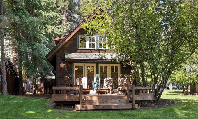 Camp Sherman Cabin | Metolius River Resort Cabin 10 Luxurious cabin on the Metolius River & fireplace