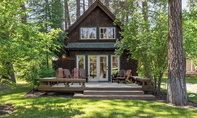 Camp Sherman Cabin | Metolius River Resort Cabin 11 Luxurious cabin on the Metolius River & fireplace