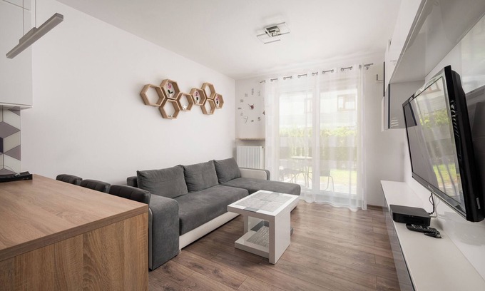 Gorce Apartment | Metro Bemowo Apartment with Garden