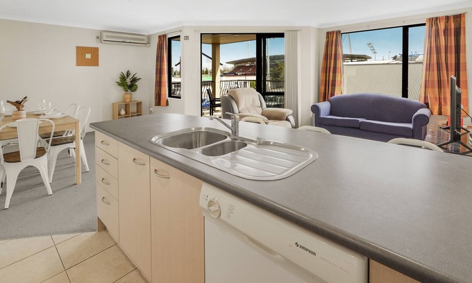Hamilton Cottage | Metro Haven - Hamilton Holiday Townhouse