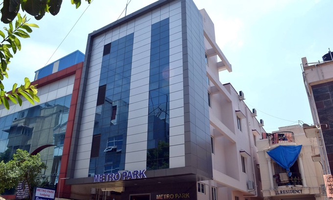 Vadapalani Hotel | Metro Park