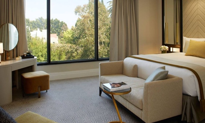 Norma Triangle Hotel | Metropolitan One Bedroom Suite at The London West Hollywood, Free Breakfast