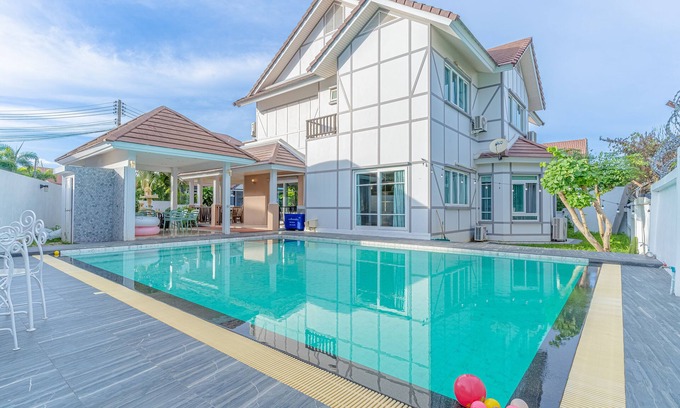 Central Pattaya Villa | Mew pool villa pattaya. 10-15mins to beach and walking street.