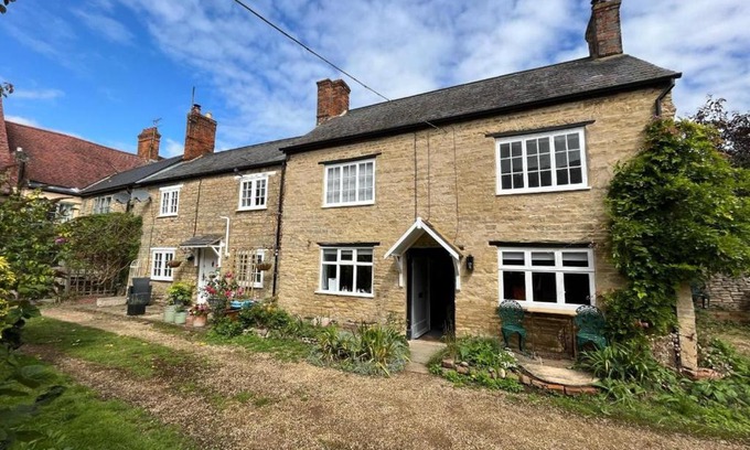 Olney House | Mews Cottage, a 2 bedroom Georgian Cottage which comfortably sleeps 4 located in a quiet courtyard 50 metres from Olney Market Place