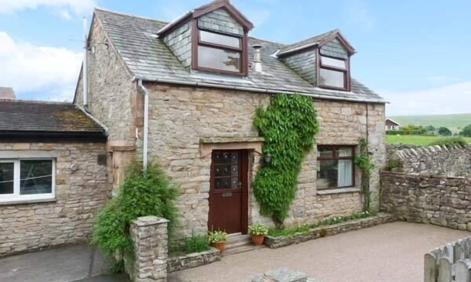 Pooley Bridge Cottage | MEWS COTTAGE, with a garden in Pooley Bridge