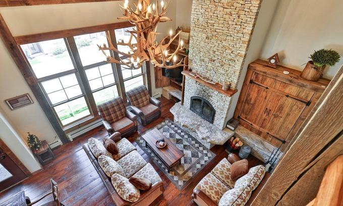 Central Vermont- Killington Condo | Meyer Chalet de Esqui at Topridge | Ski-In/Out 4BR Bear Mtn Retreat w/Pool & Fireplace