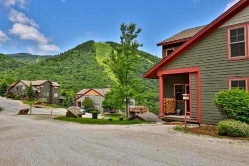 Central Vermont- Killington House | Meyer Chalet de Esqui - Ski-In, Ski-Out 4BR Bear Mtn Retreat with Pool & Fireplace