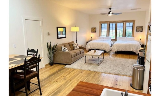 Greenville House | Meyers Loft - Hot Spring - Farm