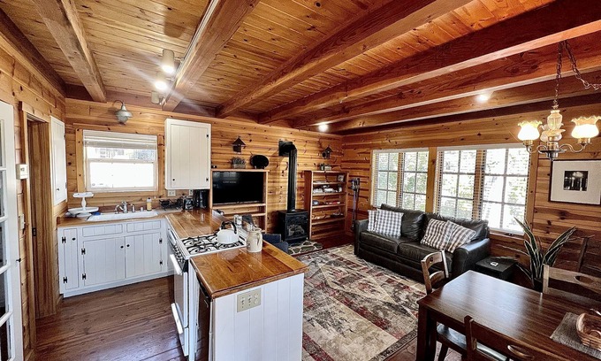 Greenville Cabin | Meyers Ranch Cabin - Hot Spring- Farm