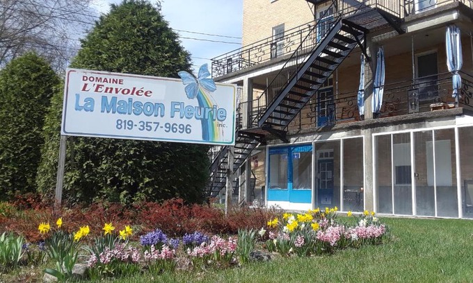 Victoriaville Hotel | MHotel Domaine l'Envolée- Maison Fleurie