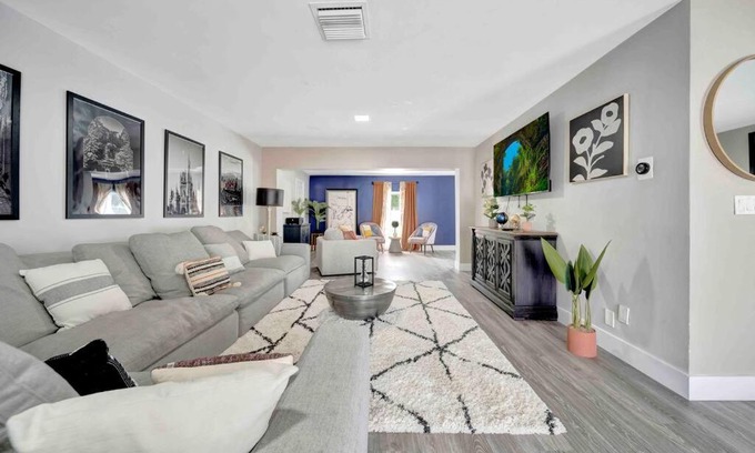 Ludlam House | Mi Casa, Su Casa