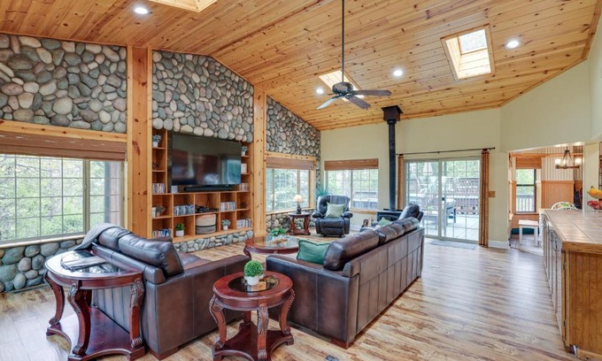 Mi-Wuk Village House | Mi-Wuk Village Vacation Rental with Multi-Level Deck