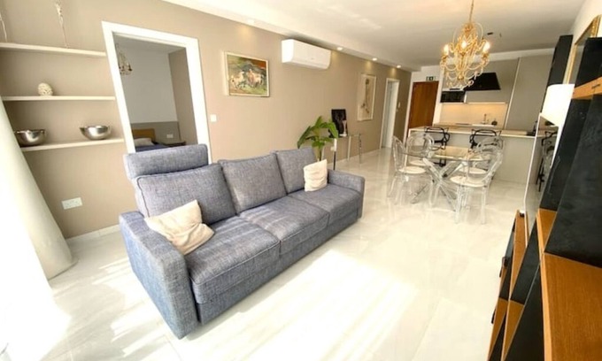 Qawra Apartment | MIA Black Luxury Suite - with Private Pool Spa