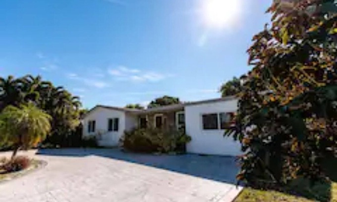 Ives Estates House | Miami Aventura House Close to Hard Rock Stadium