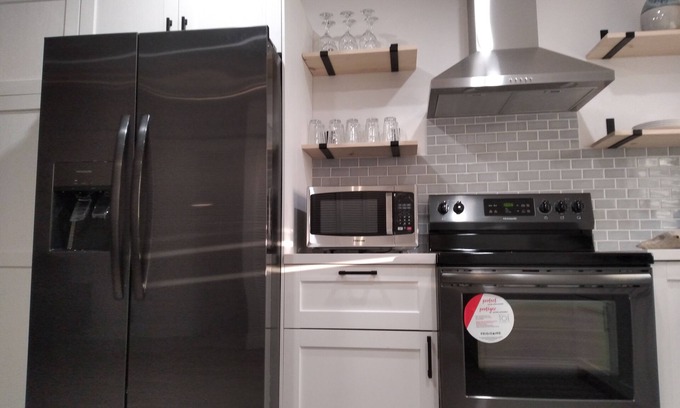 Richmond Heights House | Miami Charm with access to fun. Open modern space 5 mins to Zoo park.