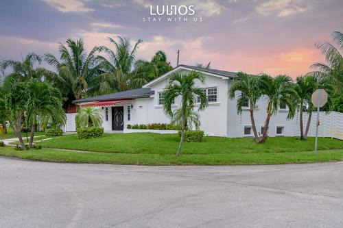 Miami Gardens House | Miami Fun Home with Pool & Games L30
