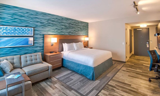 Flagami Hotel | Miami Getaway Suites Near Miami Airport with Kitchen & Pool