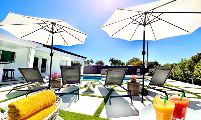 Ludlam House | MIAMI LUX HOUSE/Pool/Lounge/Bar