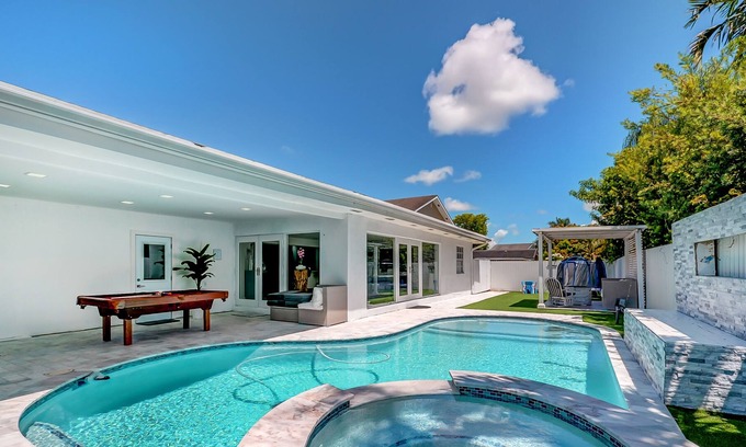 Three Lakes House | Miami luxury vacation home with heated pool & jacuzzi