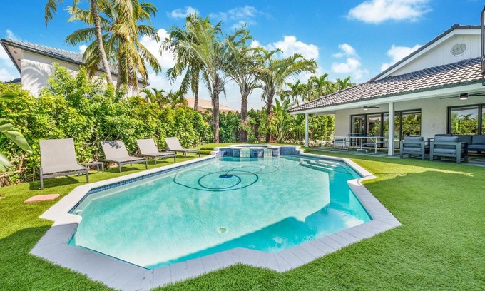 Kendall West House | Miami Oasis with Lakefront Beach Jacuzzi and Golf L56