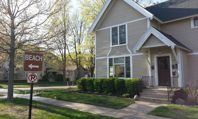 South Haven Apartment | MICHIANA #4: Second floor two bedroom one bath in downtown South Haven!