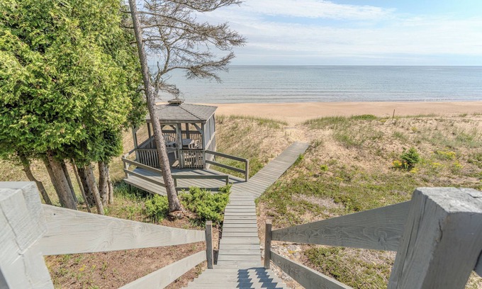 Manistique House | Michibay Getaway: Lake Michigan Autumn colors! Dog-friendly!