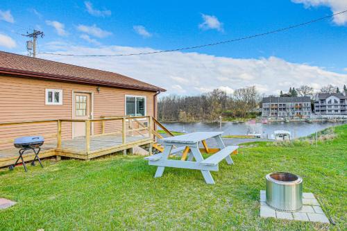 Manistee House | Michigan Manistee River Cabin about 1 Mi to Downtown