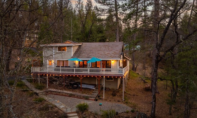 Groveland House | Micro Resort Home by the Lake, 40mins to Yosemite