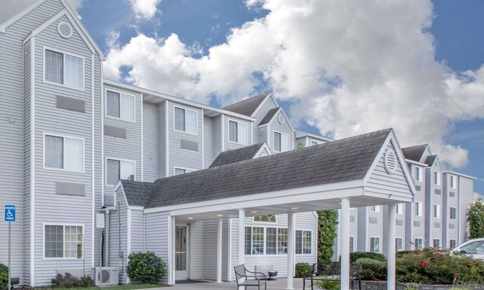 Manistee Hotel | Microtel Inn & Suites by Wyndham Manistee