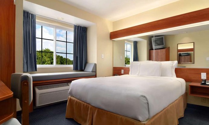 Normal Hotel | Microtel Inn & Suites Huntsville