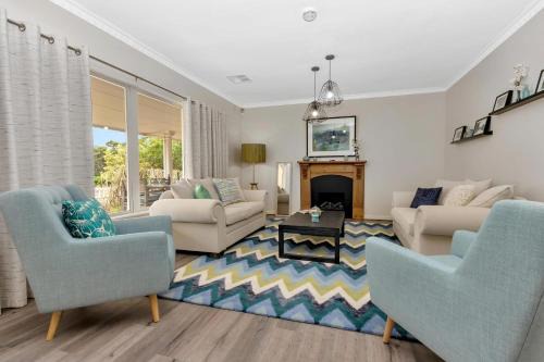 Nuriootpa House | Mid Century 4 Bedroom Getaway in Barossa Vineyard