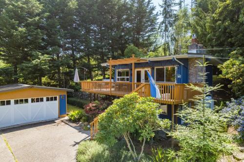 Coupeville House | Mid-Century Beach Cabin by AvantStay Walk to Beach