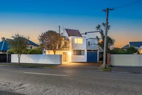 Sumner Apartment | Mid-Century by the Beach