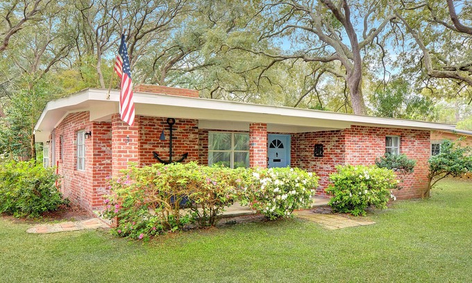 Jekyll Island Cottage | Mid-Century Charm Pools & Porch Jekyll Island Rental