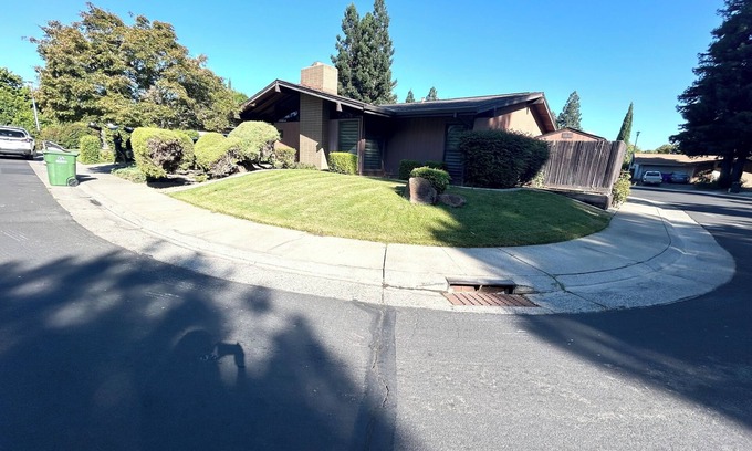 Elk Grove House | Mid-Century Charmer 3-bedroom house with a POOL in quiet old Elk Grove with WiFi