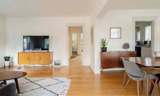 Belmont House | Mid-Century Home Top Location 3BR Sleeps 6