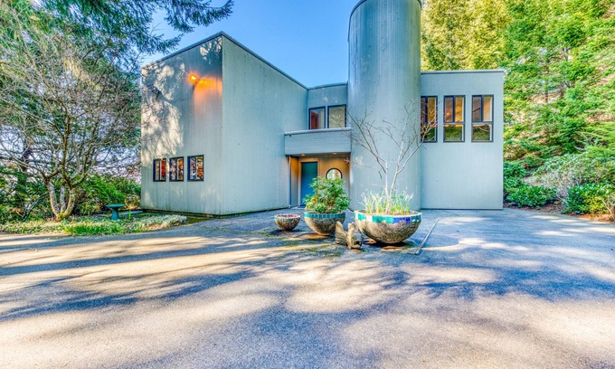 Coos Bay House | Mid-century home with floor-to-ceiling windows & great views