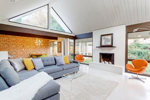 Garden Home-Whitford House | Mid-Century Marvel